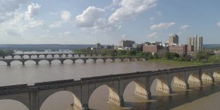 历史悠久的胡桃街铁路桥，市场街桥，以及其他横跨萨斯奎哈纳河的桥梁，在宾夕法尼亚州哈里斯堡市中心的远处可以看到。无人机拍摄的航拍视频。