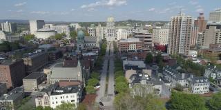 鸟瞰图通向州议会大厦和圣帕特里克大教堂在哈里斯堡，宾夕法尼亚州。无人机拍摄的航拍视频。