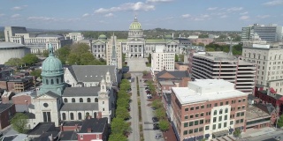 鸟瞰图通向州议会大厦和圣帕特里克大教堂在哈里斯堡，宾夕法尼亚州。无人机拍摄的航拍视频。