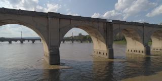 历史悠久的胡桃街铁路桥，市场街桥，以及其他横跨萨斯奎哈纳河的桥梁，在宾夕法尼亚州哈里斯堡市中心的远处可以看到。无人机拍摄的航拍视频。