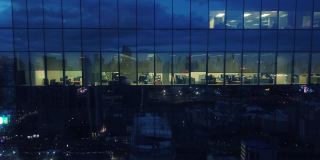 空中夜城窗玻璃反射建筑