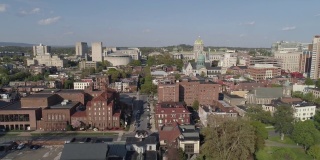 从萨斯奎哈纳河俯瞰宾夕法尼亚州哈里斯堡州议会大厦的远程鸟瞰图。无人机拍摄的航拍视频。