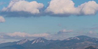 乌拉伊兹密尔山上的云的时间流逝视图