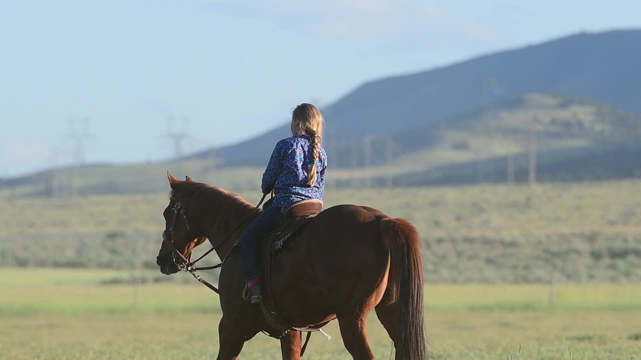 一群美国西部女牛仔和牛仔在犹他州的马