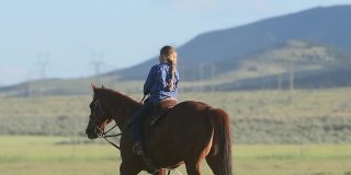 一群美国西部女牛仔和牛仔在犹他州的马