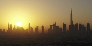 阿拉伯联合酋长国日落时迪拜地平线的鸟瞰图。