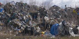 非法塑料转储。从德国出口的有毒塑料被收集在波兰的空采石场中，不进行回收。