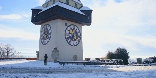 奥地利斯蒂里亚地区格拉茨的施洛斯贝格山上著名的钟楼，冬天下雪