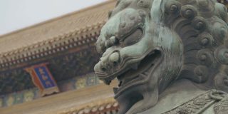 中国北京紫禁城内的大型皇家狮子雕像。