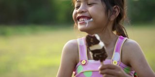 小女孩正带着积极的情绪，放松地吃着冰淇淋。