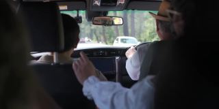4K亚洲资深男子驾驶汽车与他的家人在海滩公路旅行