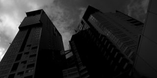 未来现代摩天大楼。黑白色调的建筑。多莉拍摄