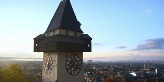 清晨，奥地利斯蒂里亚地区格拉茨市的著名景点之一，施洛斯贝格山上的钟楼
