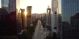 位于智利圣地亚哥的阿波昆多大道上的现代摩天大楼