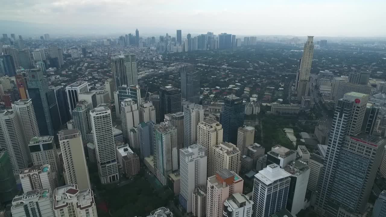 菲律宾马尼拉马卡蒂市。城市天际线和商业摩天大楼的背景。马尼拉商业区