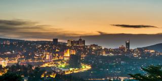 基加利的天际线在夜晚被点亮。卢旺达