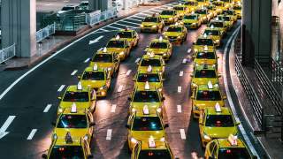 T/L TD晚上在机场出口处繁忙的黄色出租车排队视频素材模板下载