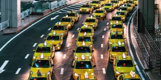 T/L TD晚上在机场出口处繁忙的黄色出租车排队