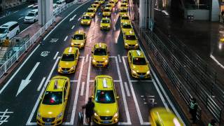 夜间在机场出口排队的黄色出租车视频素材模板下载