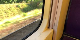 乘客在移动的火车上看窗外的视角