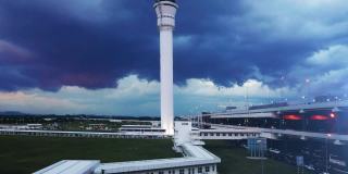 2016年2月。泰国。机场上空的暴风云
