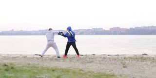 年轻的拳击手在户外训练。健康的生活方式
