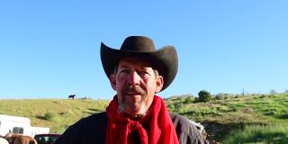一个身着西部服装的美国成熟牛仔的视频肖像