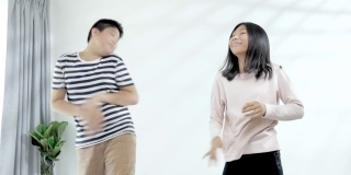快乐的亚洲孩子在家里一起从电视上学习跳舞，生活方式的概念。