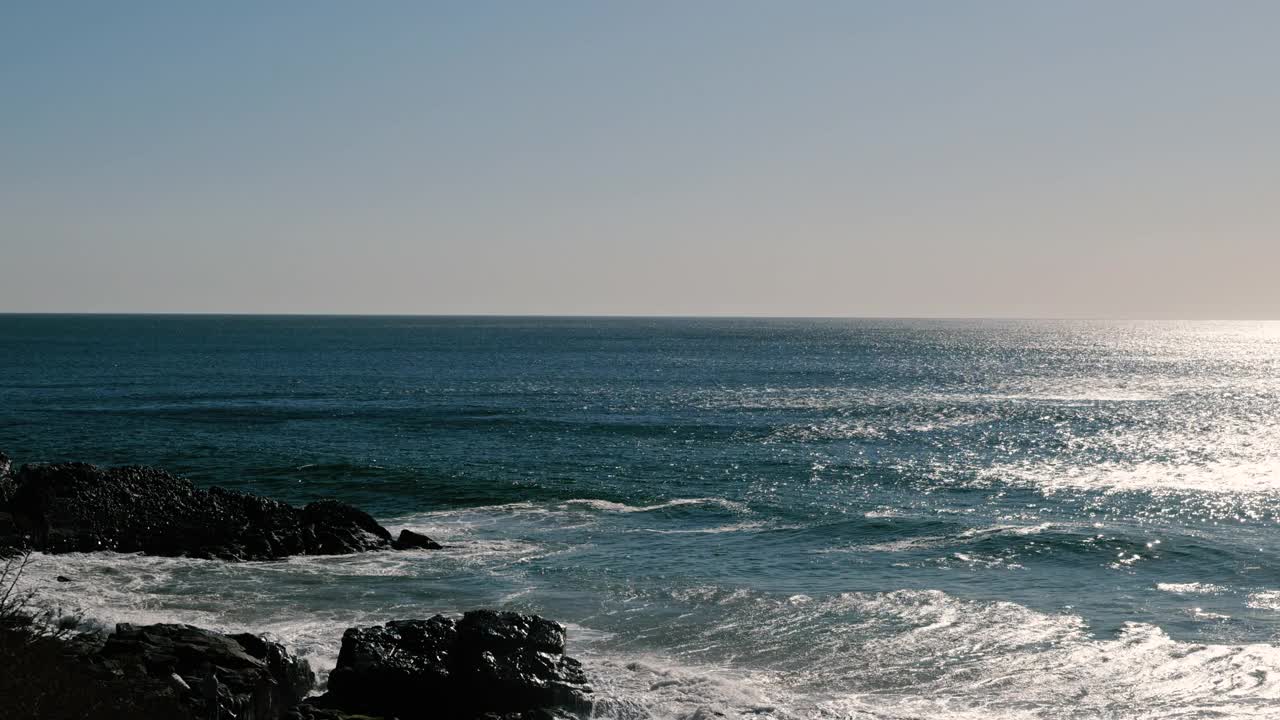 在一个热带度假胜地，海浪冲击着海岸线上的岩石