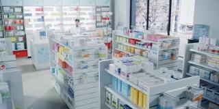 大现代药房药房摆满了现代医药，药品，维生素盒子，药丸，补品，保健产品的包装。药剂师站在柜台。远景