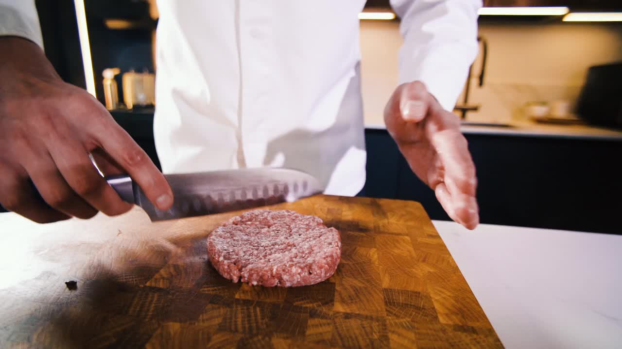 厨师准备肉汉堡肉排从新鲜切碎的肉与他的手。在餐厅厨房做饭。准备晚餐的人。制作美味的汉堡。美味家常菜特写