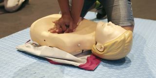 4K慢动作:CPR培训课程演示泵入假人，救援紧急情况或医疗保健概念。
