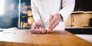 厨师准备肉汉堡肉排从新鲜切碎的肉与他的手。在餐厅厨房做饭。准备晚餐的人。制作美味的汉堡。美味家常菜特写