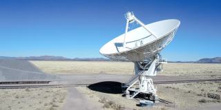 新墨西哥州的巨型射电望远镜阵列是用于射电天文学的巨型射电望远镜，用于研究来自外太空的天体和无线电波