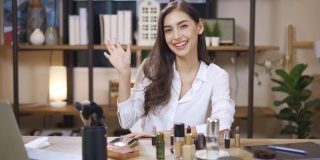 亚洲年轻女性博主录制视频与化妆化妆在家在线影响社交媒体概念。直播病毒