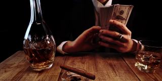一个穿着优雅黑色西装的富人在酒吧里休息，用慢镜头洒钱