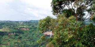 乌干达北部绿色山丘上的大瀑布