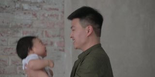 快乐年轻的亚洲爸爸和可爱的小可爱的婴儿儿子玩