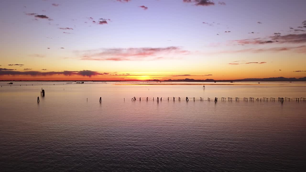 夕阳的光线反射在海水和贝类养殖网