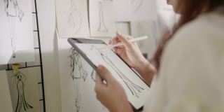 创意设计师工作图纸和草图上的数字平板电脑的新想法