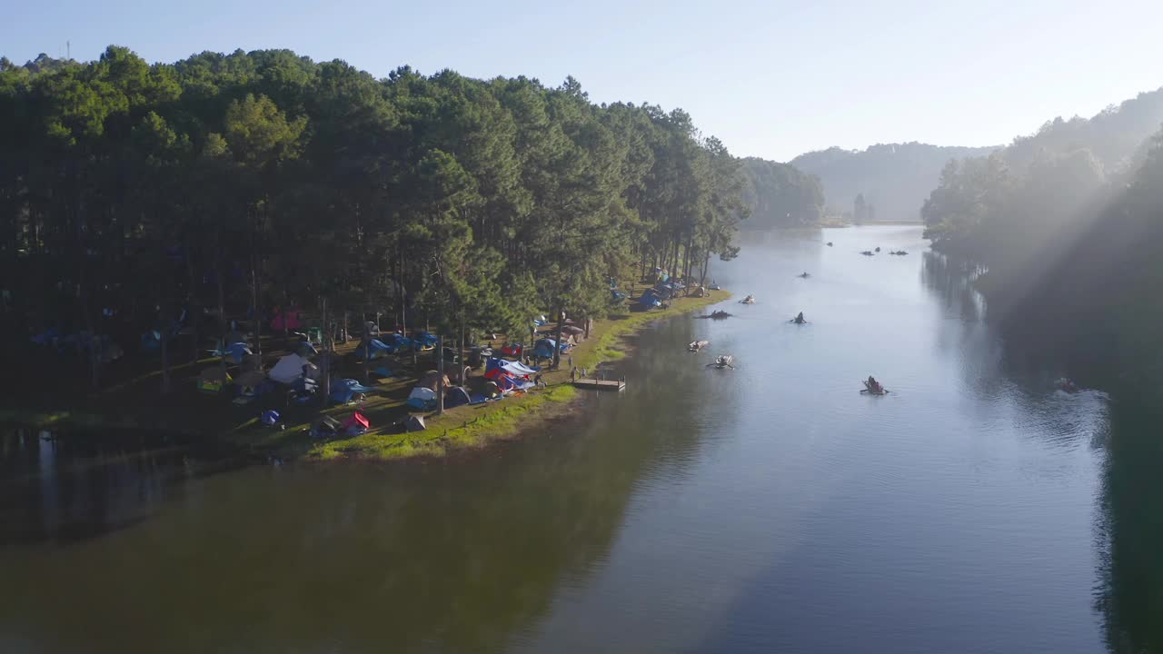 鸟瞰湖边水库露营帐篷区，有森林树木，自然环境景观。庞翁，Mae Hon Son，泰国北部。国家公园。