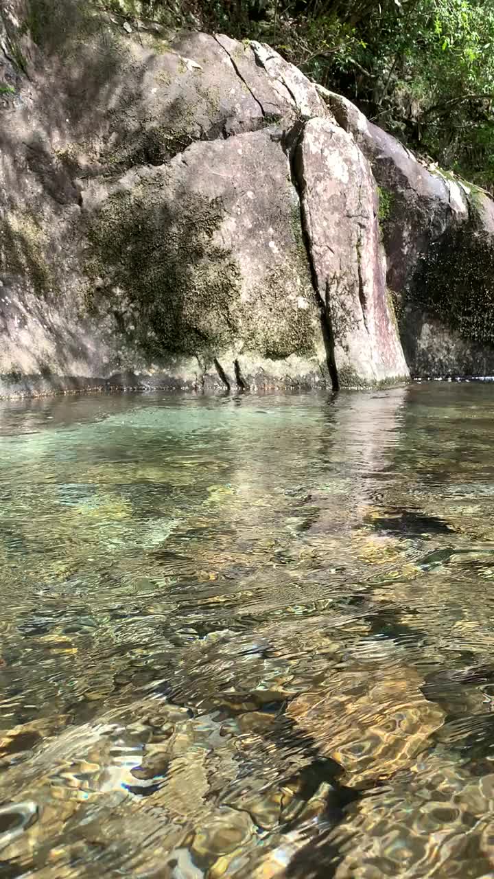 丹比河河床上的岩石和清澈的淡水