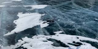 无人机在奥尔洪岛附近的贝加尔湖上发射。
