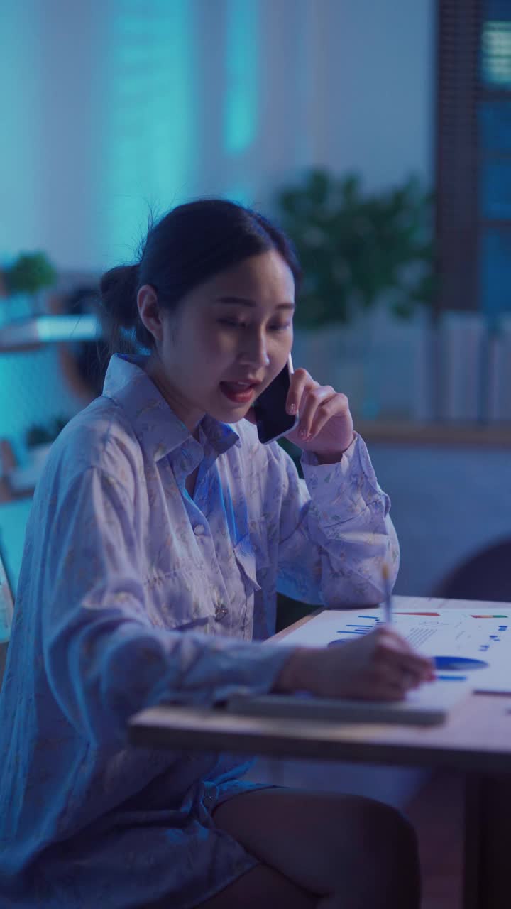 自信的亚洲女性工作到深夜使用笔记本电脑通过电话会议显示商业计划
