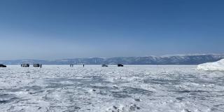 冰冻的贝加尔湖全景。游览奥尔洪岛的游客下船地点。