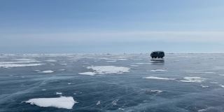 人们乘坐苏联的车辆在结冰的贝加尔湖上旅行。