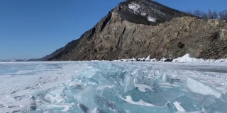 贝加尔湖的冰丘。巨大的，无法穿透的冰块。
