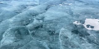浮冰碎裂成许多碎片。美丽的冰有很深的裂缝。