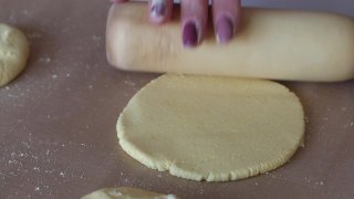 一个女人在擀玉米面面团。准备无酵饼。特写镜头视频素材模板下载