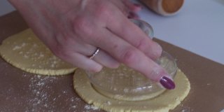 一个女人正在揉玉米面团。准备无酵饼。